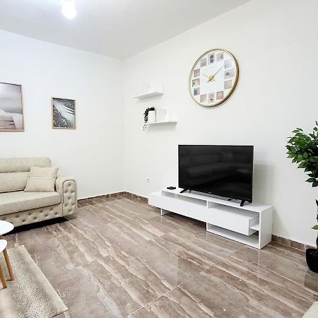 One-Bedroom Gem By The Square Тирана Екстериор снимка