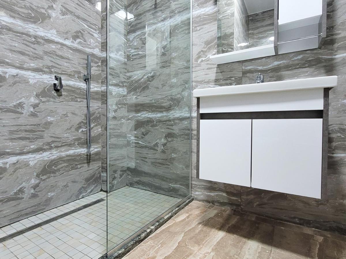 One-Bedroom Gem By The Square Тирана Екстериор снимка