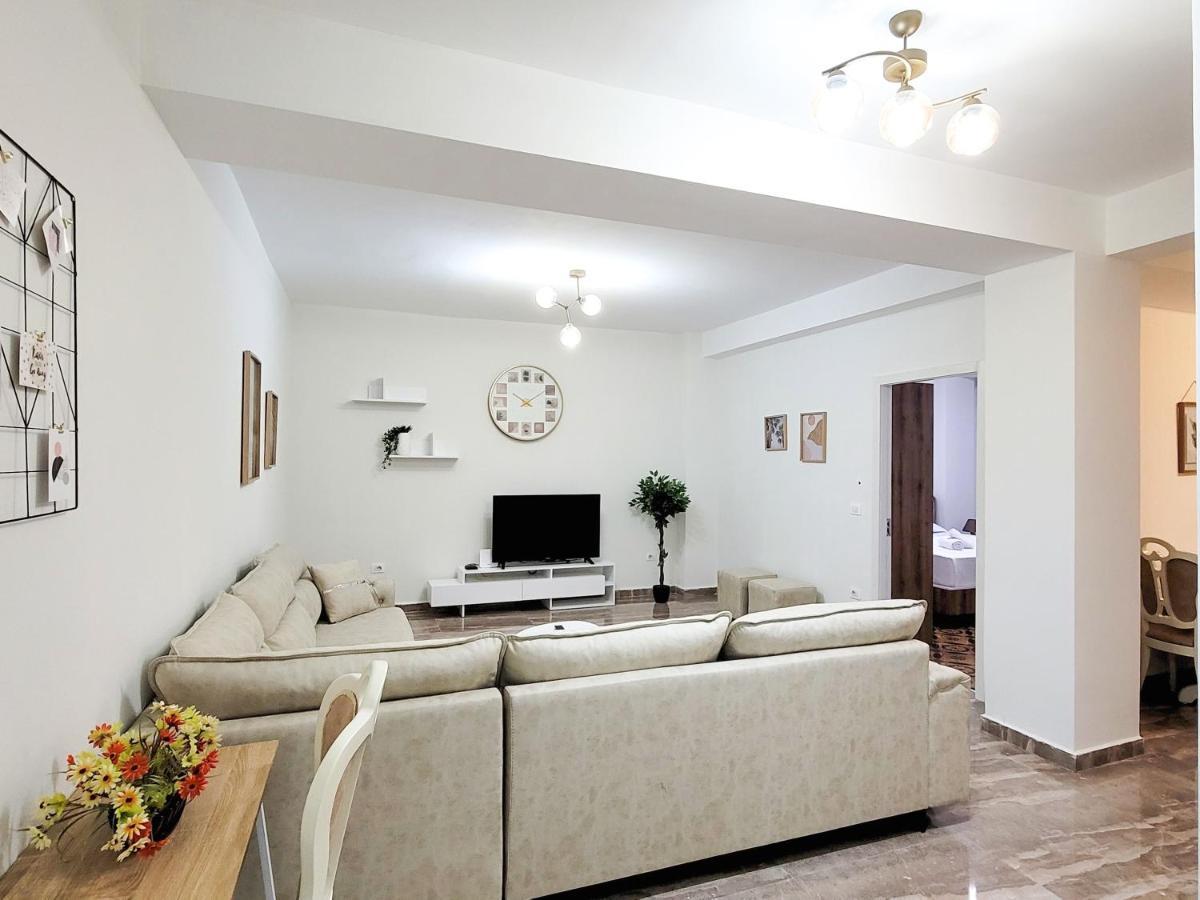 One-Bedroom Gem By The Square Тирана Екстериор снимка